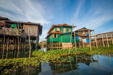 Myanmar 'daki Inle Gölü' ndeki köy.