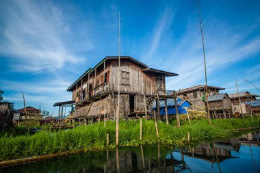 Myanmar 'daki Inle Gölü' ndeki köy.