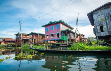 Myanmar 'daki Inle Gölü' ndeki köy.