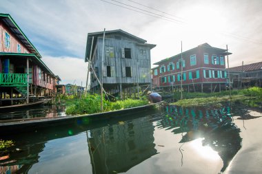 Myanmar 'daki Inle Gölü' ndeki köy.