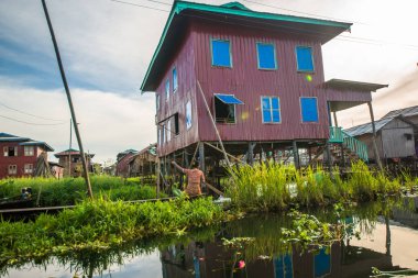 Myanmar 'daki Inle Gölü' ndeki köy.