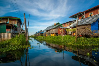 Myanmar 'daki Inle Gölü' ndeki köy.