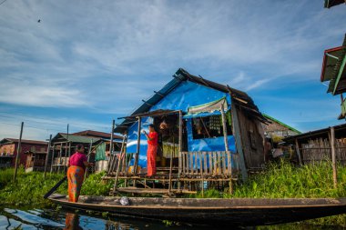 Myanmar 'daki Inle Gölü' ndeki köy.