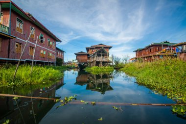 Myanmar 'daki Inle Gölü' ndeki köy.