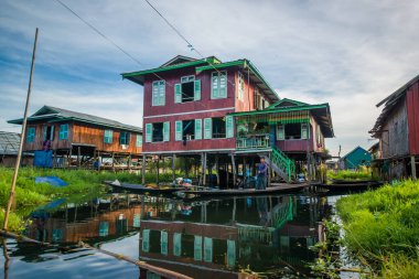 Myanmar 'daki Inle Gölü' ndeki köy.