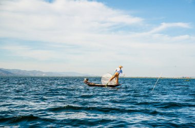 Myanmar, Inle Gölü 'nde balıkçılarla tekne gezisi. 