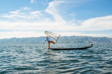 Myanmar, Inle Gölü 'nde balıkçılarla tekne gezisi. 
