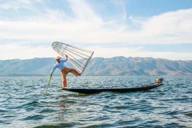 Myanmar, Inle Gölü 'nde balıkçılarla tekne gezisi. 