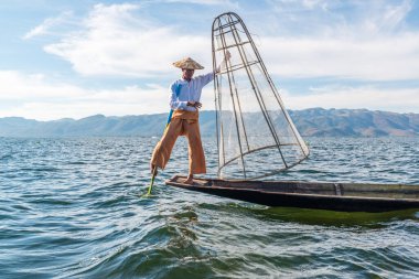 Inle Gölü, Myanmar 'da balıkçıların çalışma süreci 