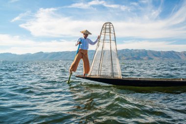 Inle Gölü, Myanmar 'da balıkçıların çalışma süreci 