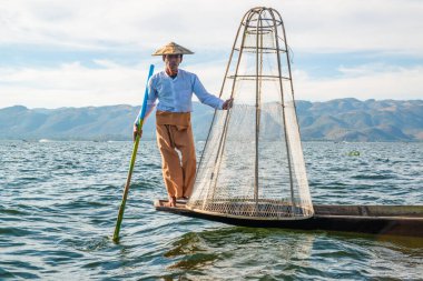 Inle Gölü, Myanmar 'da balıkçıların çalışma süreci 