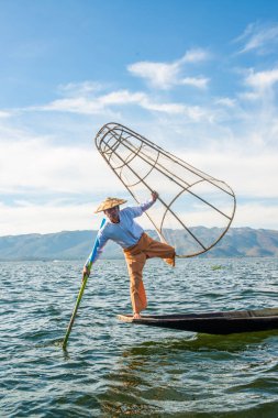 Inle Gölü, Myanmar 'da balıkçıların çalışma süreci 