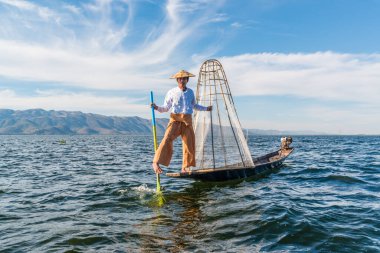 Inle Gölü, Myanmar 'da balıkçıların çalışma süreci 