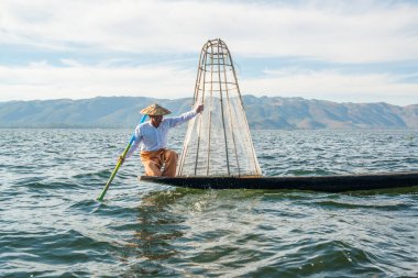 Inle Gölü, Myanmar 'da balıkçıların çalışma süreci 
