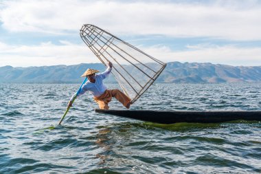 Inle Gölü, Myanmar 'da balıkçıların çalışma süreci 