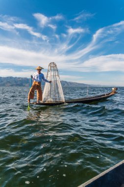 Inle Gölü, Myanmar 'da balıkçıların çalışma süreci 
