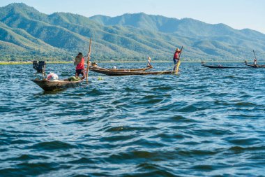 Inle Gölü, Myanmar 'da balıkçıların çalışma süreci 
