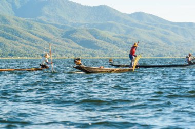 Inle Gölü, Myanmar 'da balıkçıların çalışma süreci 