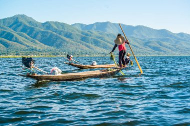 Inle Gölü, Myanmar 'da balıkçıların çalışma süreci 