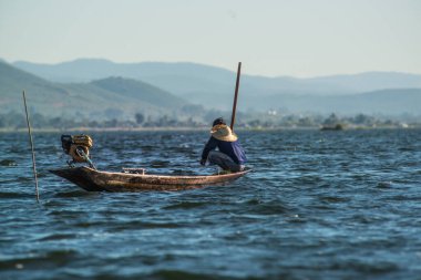 Myanmar 'daki Inle Gölü' nde çalışan Asyalı balıkçılar 