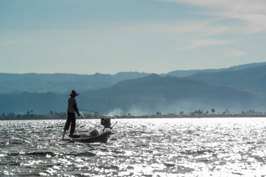 Myanmar 'daki Inle Gölü' nde çalışan Asyalı balıkçılar 