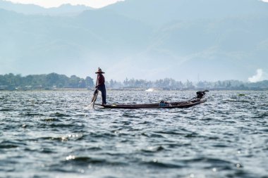 Myanmar 'daki Inle Gölü' nde çalışan Asyalı balıkçılar 