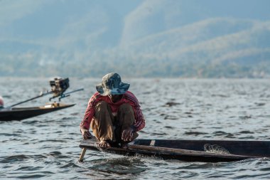Myanmar 'daki Inle Gölü' nde çalışan Asyalı balıkçılar 