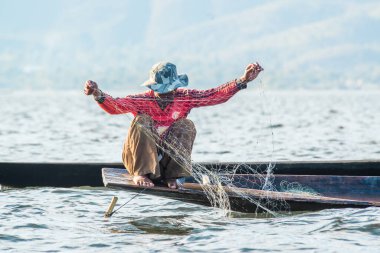 Myanmar 'daki Inle Gölü' nde çalışan Asyalı balıkçılar 