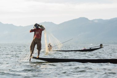 Myanmar 'daki Inle Gölü' nde çalışan Asyalı balıkçılar 