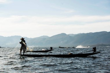 Myanmar 'daki Inle Gölü' nde çalışan Asyalı balıkçılar 