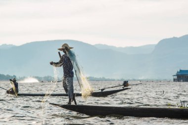 Myanmar 'daki Inle Gölü' nde çalışan Asyalı balıkçılar 