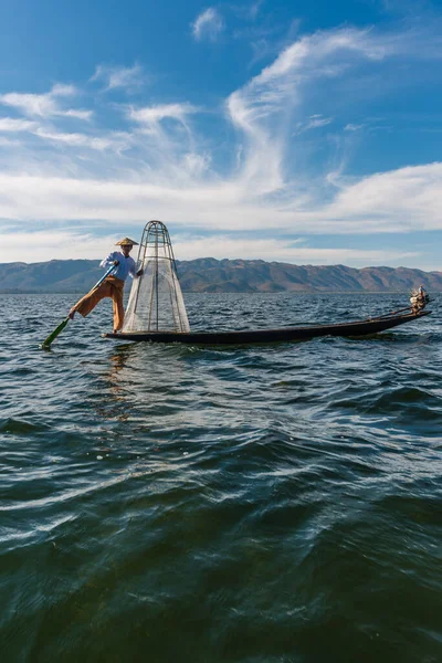 Лодка Рыбаками Озере Инле Мьянма — стоковое фото