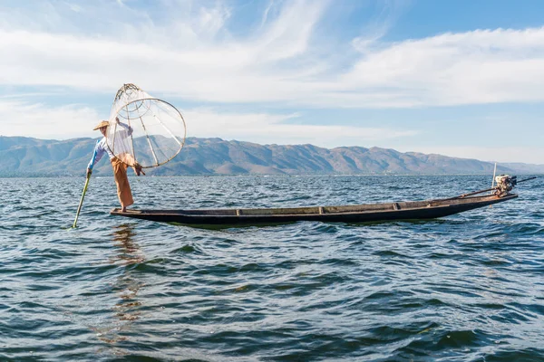 Inle Gölü Myanmar Balıkçıların Çalışma Süreci — Stok fotoğraf