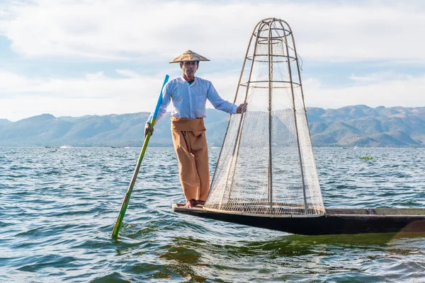 Inle Gölü, Myanmar 'da balıkçıların çalışma süreci 