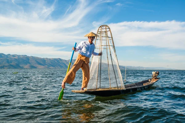 Inle Gölü, Myanmar 'da balıkçıların çalışma süreci 