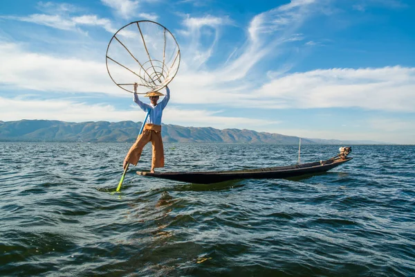 Inle Gölü Myanmar Balıkçıların Çalışma Süreci — Stok fotoğraf