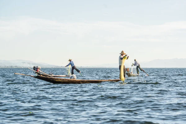 Pescatori Asiatici Che Lavorano Lago Inle Myanmar — Foto Stock