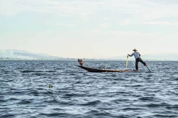 Pescatori Asiatici Che Lavorano Lago Inle Myanmar — Foto Stock