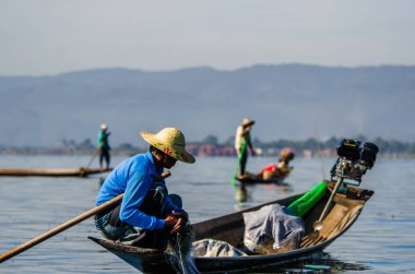 Myanmar 'daki inle Gölü' nde insanların olduğu manzara. 