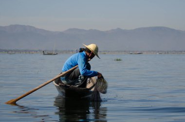 Myanmar 'daki inle Gölü' nde insanların olduğu manzara. 