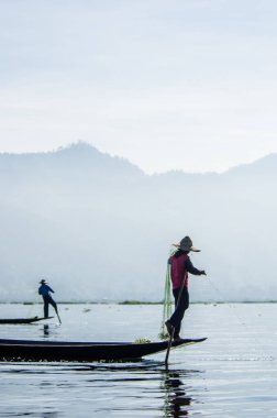 Myanmar 'daki inle Gölü' nde insanların olduğu manzara. 