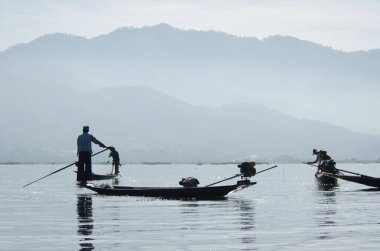 Myanmar 'daki inle Gölü' nde insanların olduğu manzara. 
