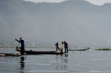 Myanmar 'daki inle Gölü' nde insanların olduğu manzara. 