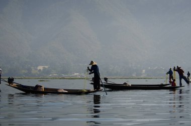 Myanmar 'daki inle Gölü' nde insanların olduğu manzara. 
