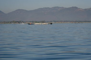 Myanmar 'daki inle Gölü' nde insanların olduğu manzara. 