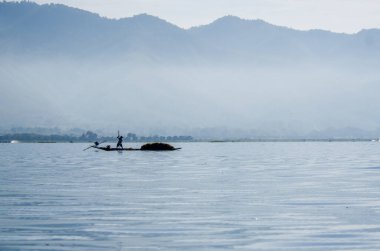 Myanmar 'daki inle Gölü' nde insanların olduğu manzara. 