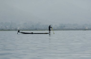 Myanmar 'daki inle Gölü' nde insanların olduğu manzara. 