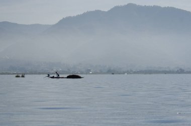 Myanmar 'daki inle Gölü' nde insanların olduğu manzara. 