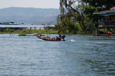 Myanmar, inle gölünde insanlar var. 