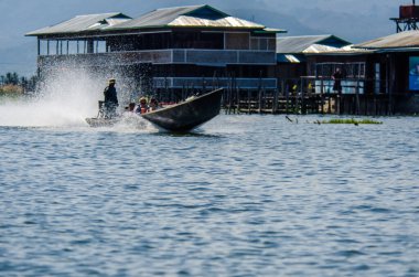 Myanmar, inle gölünde insanlar var. 